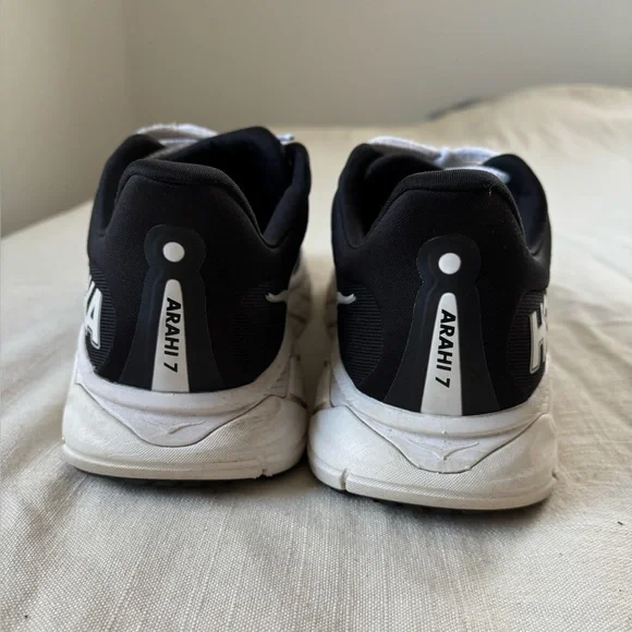 Hoka Black and White Wide Arahi Sneakers Size 11 - Picture 3 of 6